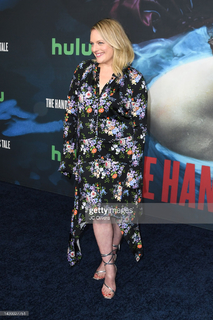 Elisabeth Moss feet photo thumbnail