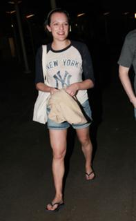Elisabeth Moss feet photo thumbnail