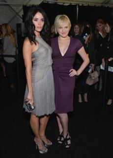 Elisabeth Moss feet photo thumbnail