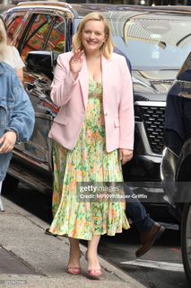 Elisabeth Moss feet photo thumbnail