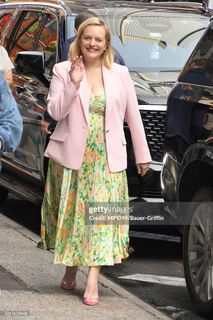 Elisabeth Moss feet photo thumbnail