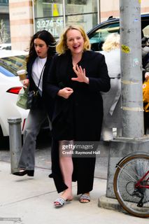 Elisabeth Moss feet photo thumbnail