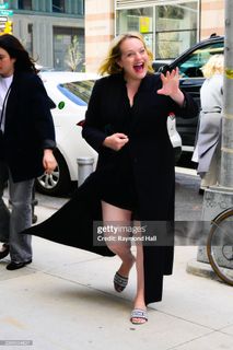 Elisabeth Moss feet photo thumbnail