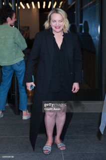 Elisabeth Moss feet photo thumbnail