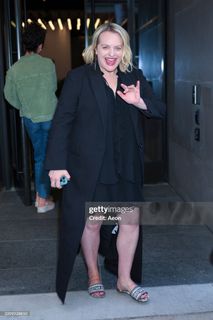 Elisabeth Moss feet photo thumbnail