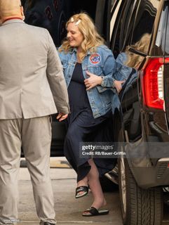 Elisabeth Moss feet photo thumbnail