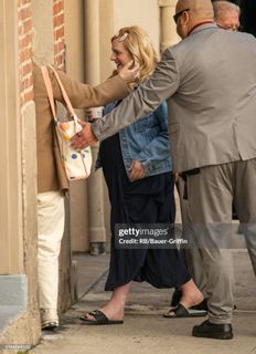 Elisabeth Moss feet photo thumbnail