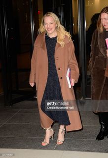 Elisabeth Moss feet photo 3