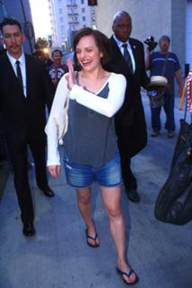 Elisabeth Moss feet photo thumbnail
