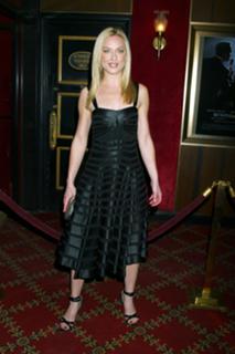 Elisabeth Röhm feet photo thumbnail