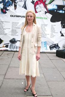 Elisabeth Röhm feet photo thumbnail