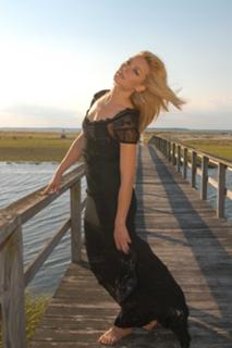 Elisabeth Röhm feet photo thumbnail