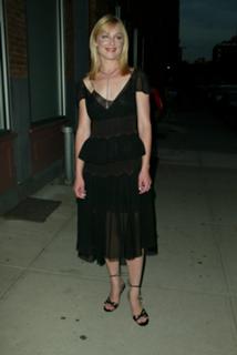 Elisabeth Röhm feet photo thumbnail