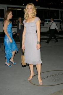 Elisabeth Röhm feet photo thumbnail