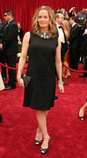 Elisabeth Shue feet photo thumbnail