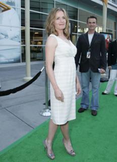 Elisabeth Shue feet photo thumbnail