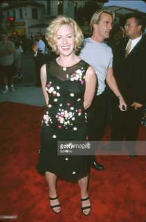 Elisabeth Shue feet photo thumbnail