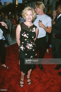 Elisabeth Shue feet photo thumbnail