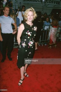 Elisabeth Shue feet photo thumbnail