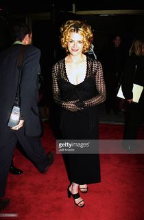Elisabeth Shue feet photo thumbnail