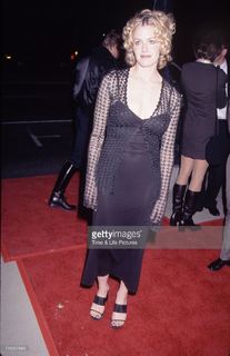 Elisabeth Shue feet photo thumbnail