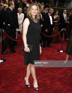 Elisabeth Shue feet photo thumbnail