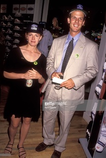 Elisabeth Shue feet photo thumbnail