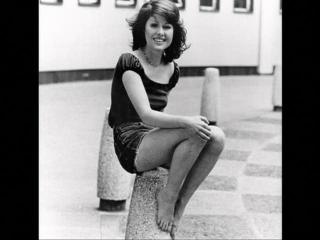 Elisabeth Sladen feet photo 2