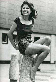 Elisabeth Sladen feet photo 6