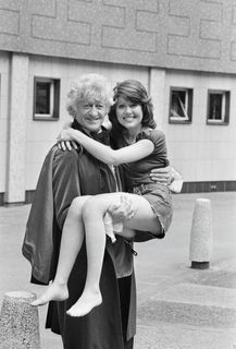 Elisabeth Sladen feet photo 4