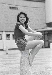 Elisabeth Sladen feet photo 3