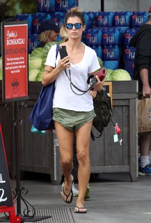 Elisabetta Canalis feet photo thumbnail
