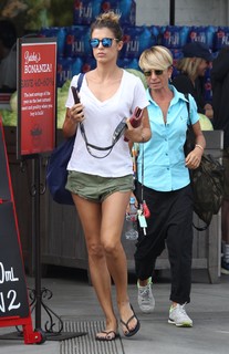 Elisabetta Canalis feet photo thumbnail