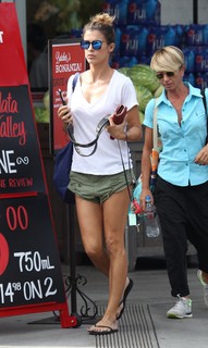Elisabetta Canalis feet photo thumbnail