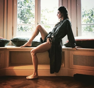 Elisabetta Canalis feet photo thumbnail