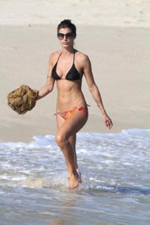 Elisabetta Canalis feet photo thumbnail