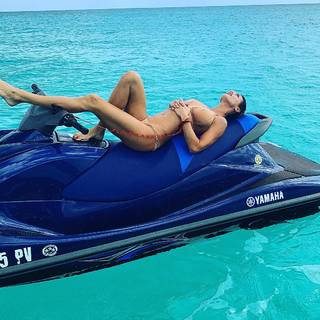 Elisabetta Canalis feet photo thumbnail
