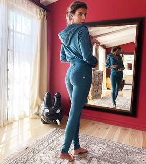 Elisabetta Canalis feet photo thumbnail