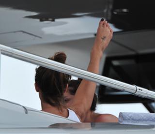 Elisabetta Canalis feet photo thumbnail