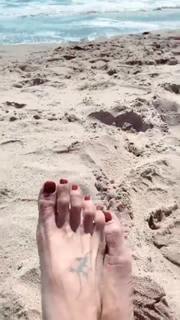 Elisabetta Canalis feet photo thumbnail