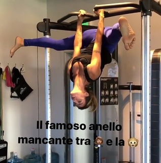 Elisabetta Canalis feet photo thumbnail