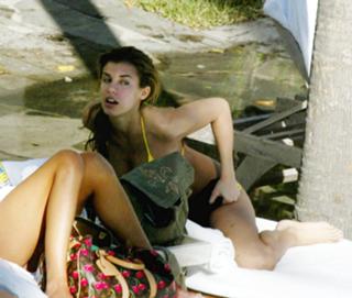 Elisabetta Canalis feet photo thumbnail