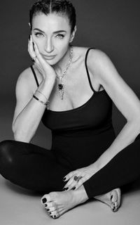 Elisabetta Franchi feet photo thumbnail