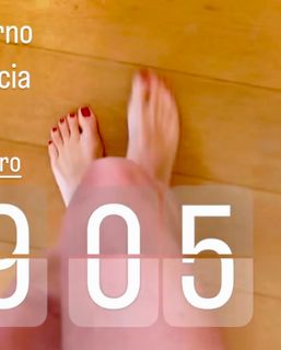 Elisabetta Franchi feet photo thumbnail