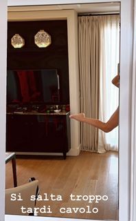 Elisabetta Franchi feet photo thumbnail