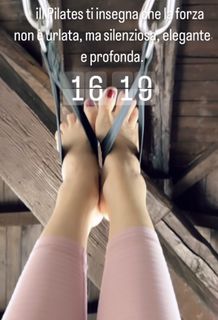 Elisabetta Franchi feet photo thumbnail