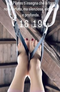 Elisabetta Franchi feet photo thumbnail