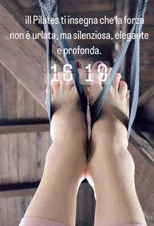 Elisabetta Franchi feet photo thumbnail