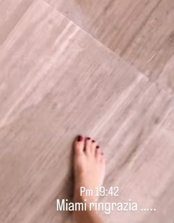 Elisabetta Franchi feet photo thumbnail