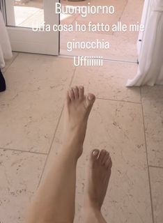 Elisabetta Franchi feet photo thumbnail